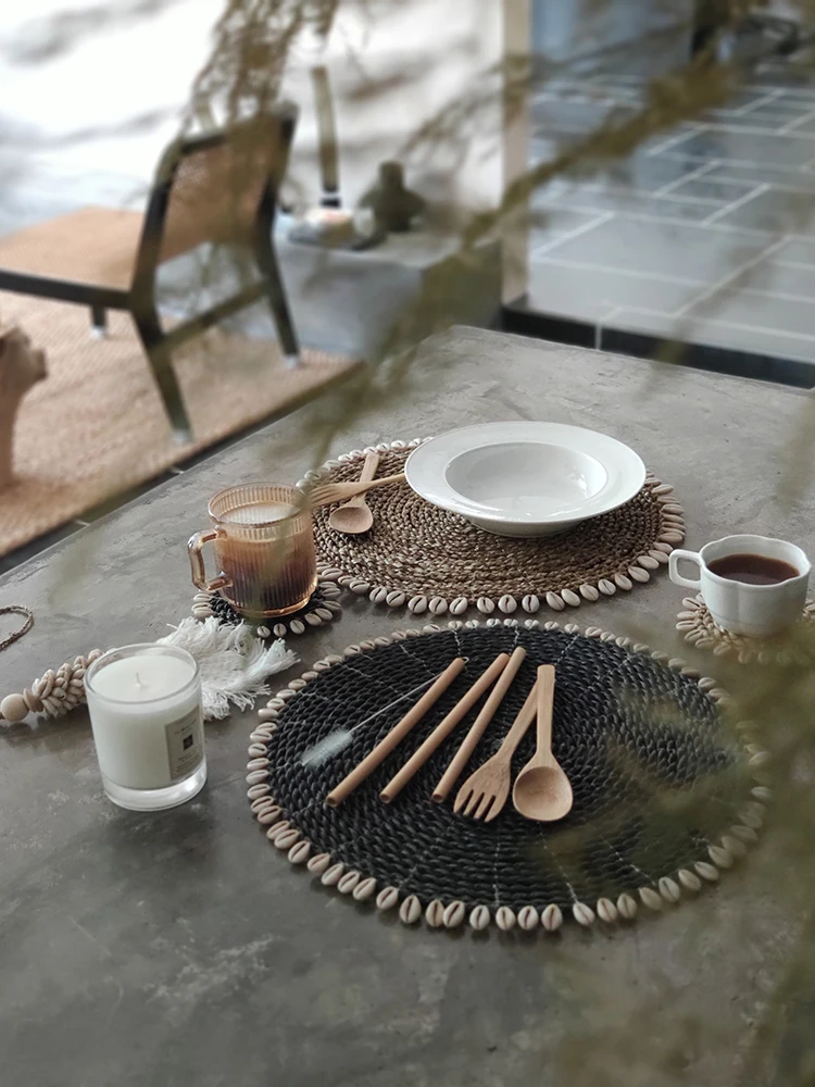 

Indonesian household shell grass woven placemat, thermal insulation mat, bowl mat, table mat, creative coaster, vegetable mat