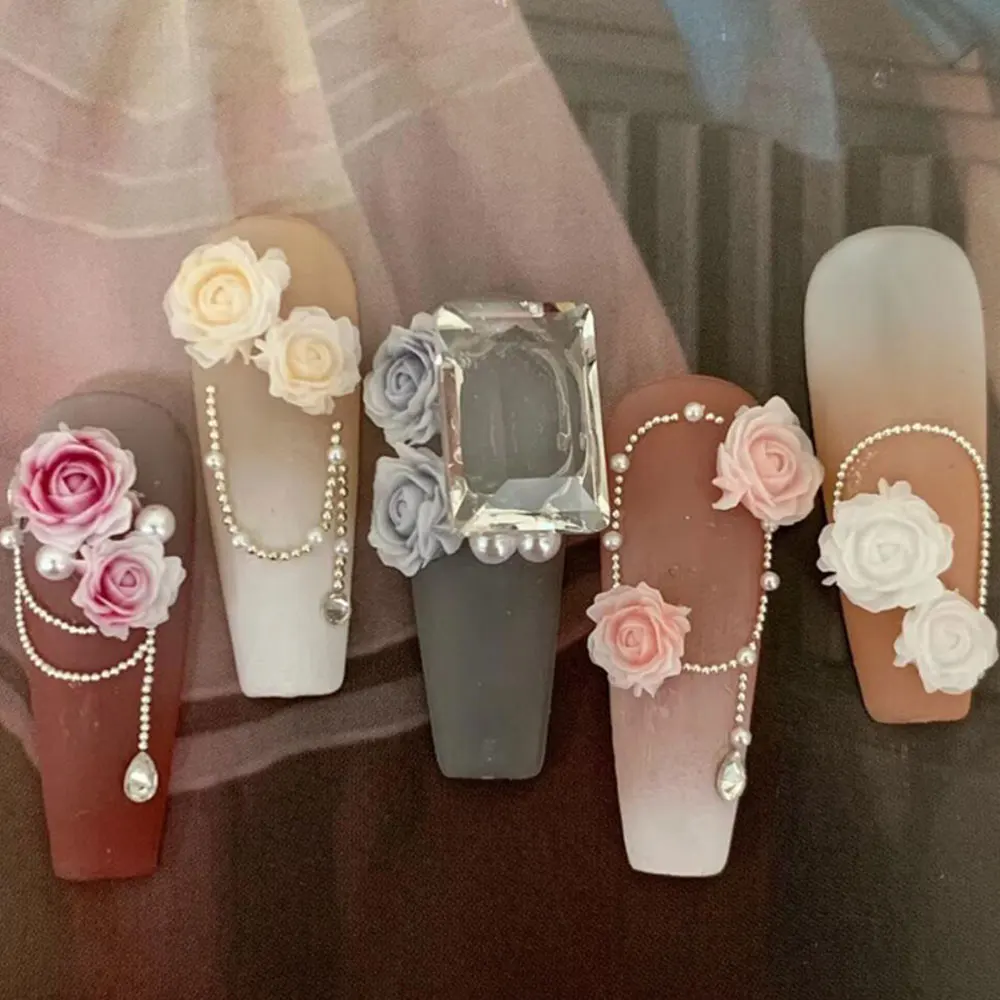 1 pudełko Kolorowe żywiczne ozdoby do paznokci 3D w kształcie róż, słodkie różowe/czerwone/zielone kwiaty z perłami, urocze ręcznie robione ozdoby do paznokci w kształcie róż DI8 Craf