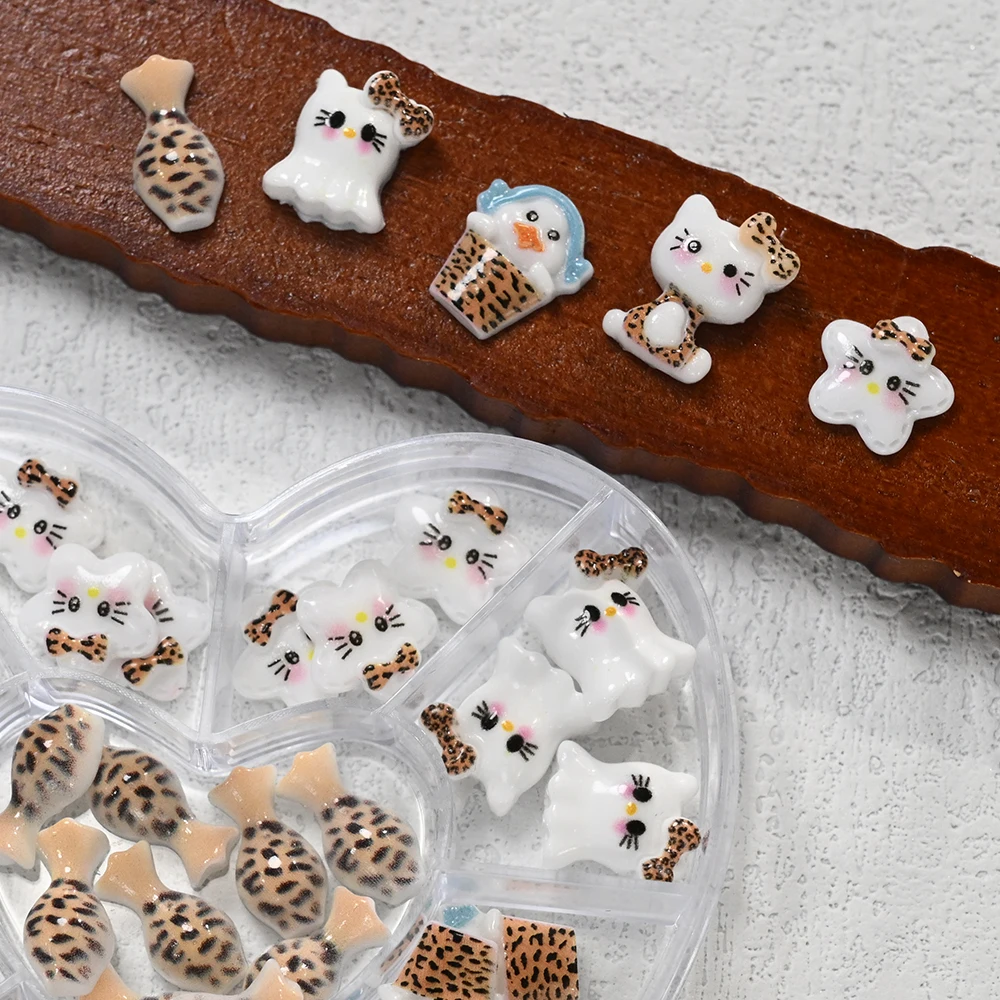 6/9 กริด/กล่องผสม 3D เสือดาว Hello Kitty เล็บ Charms Kawaii Love-heart Kitty Cat Nail Art Flatback เรซิ่น KT แมวเล็บอะไหล่ &*