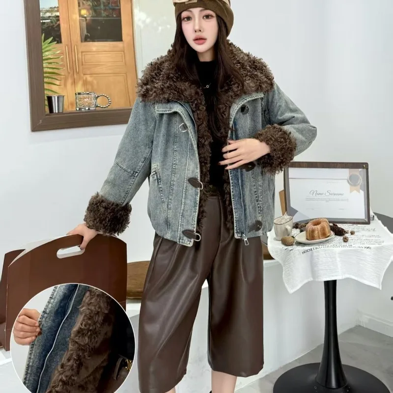 Zimowa moda uliczna, ciepła i stylowa kurtka z dużym kołnierzem, futro, nowa, zintegrowana, dżinsowa, krótka, retro kurtka z futrem.