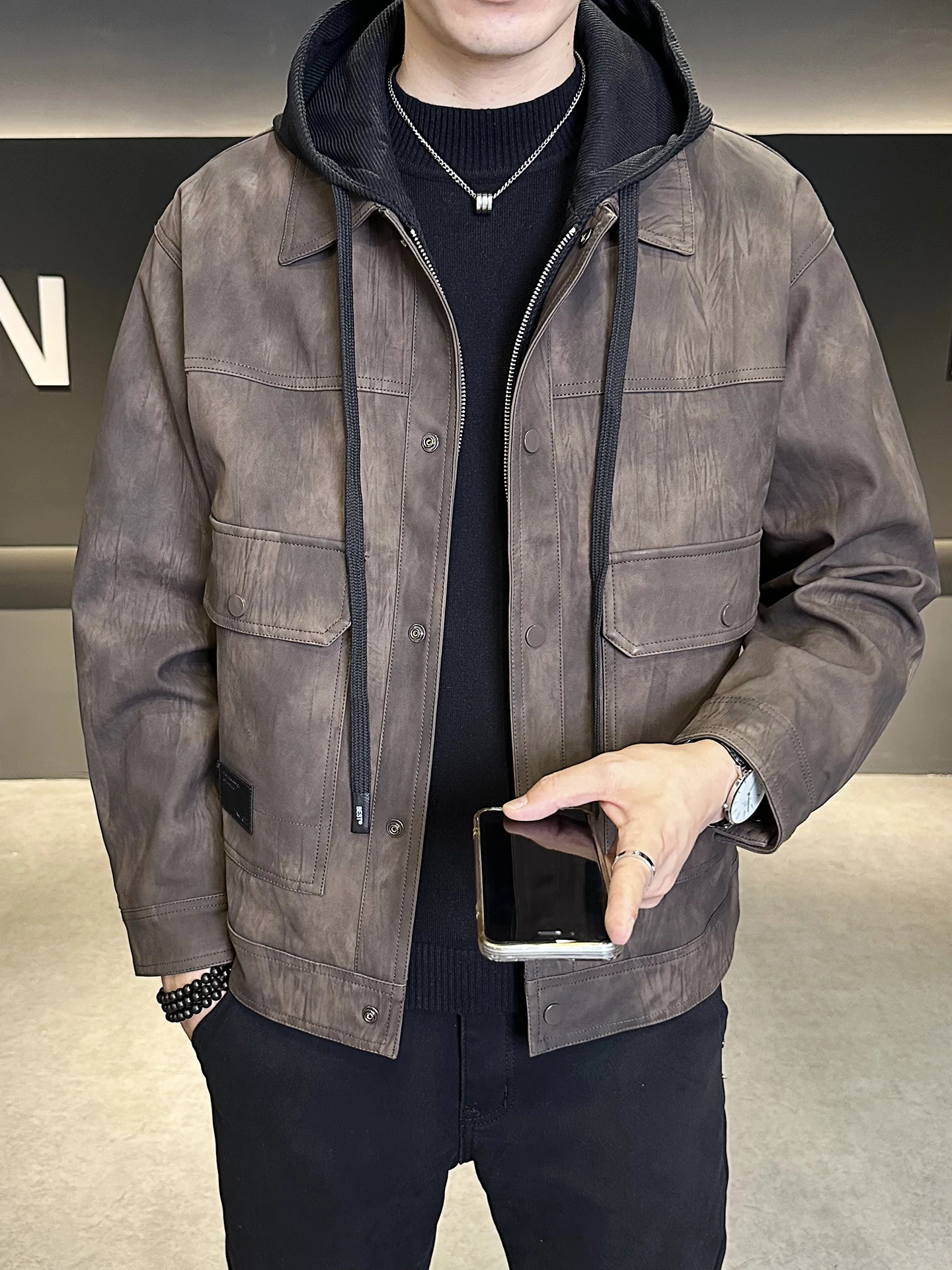 เสื้อโค้ทหนังผู้ชายแบบมีฮู้ด ถอดแยกชิ้นได้ ดีไซน์สองชิ้นในตัวเดียว สไตล์เทรนดี้ แฟชั่นลำลอง ฤดูใบไม้ผลิ ฤดูใบไม้ร่วง หนัง PU