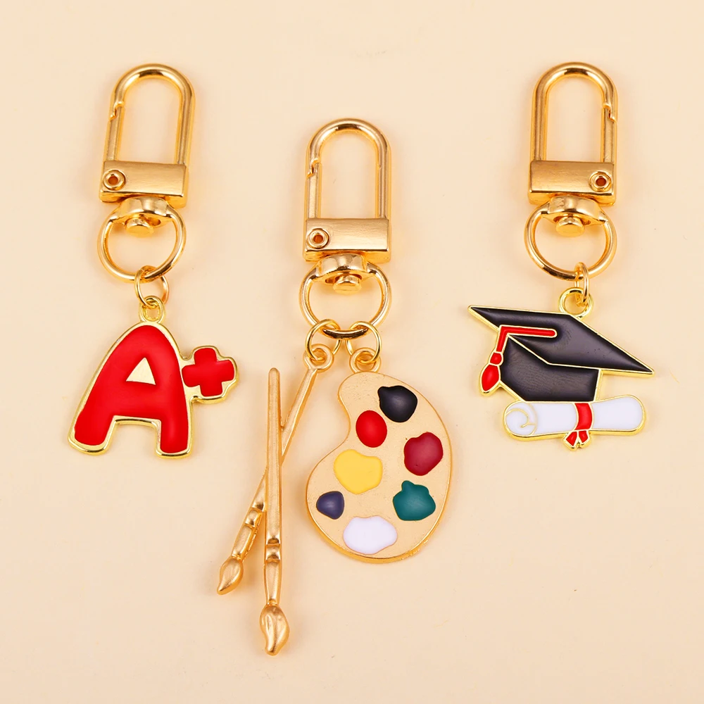 

2023 Trending Metal Enamel Art Palette Bachelor Hat A Plus Pendants Keychain For Student Kids Backpack Decor School Party Gifts