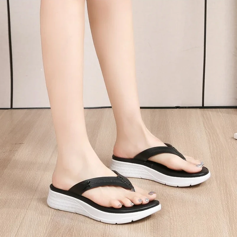 

2025 модные женские шлепанцы, нескользящие толстые пляжные шлепанцы с плоской подошвой и тонкими кожаными женскими тапочками