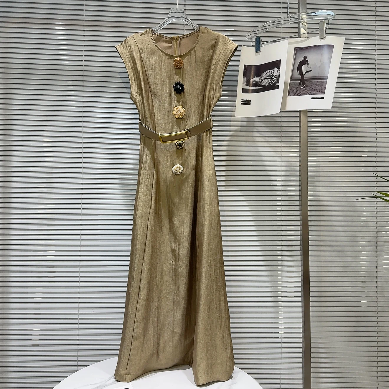 Letnia kolekcja 2025, długa metalowa ozdoba kwiatowa 3D, poduszka na ramię, elegancka damska sukienka z wysokim stanem, rozkloszowana, bez rękawów.