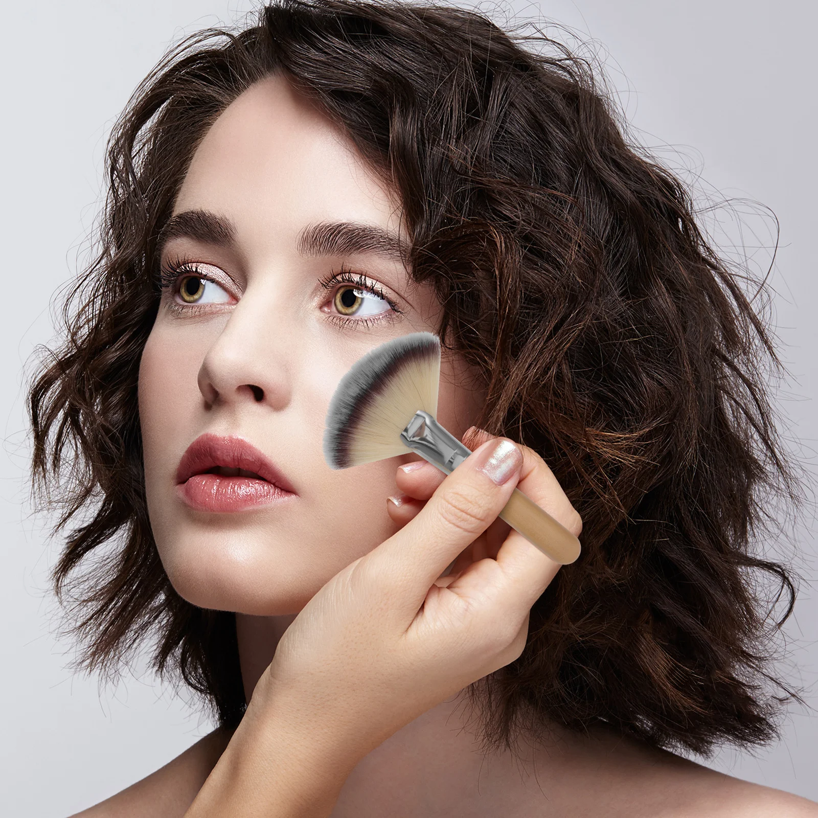 แปรงแต่งหน้าแบบพัดลม 4 ชิ้น คุณภาพพรีเมียม ด้ามยาว สำหรับรองพื้น บลัชออน แป้งไฮไลท์ เนื้อนุ่ม ไม่หลุดร่วง