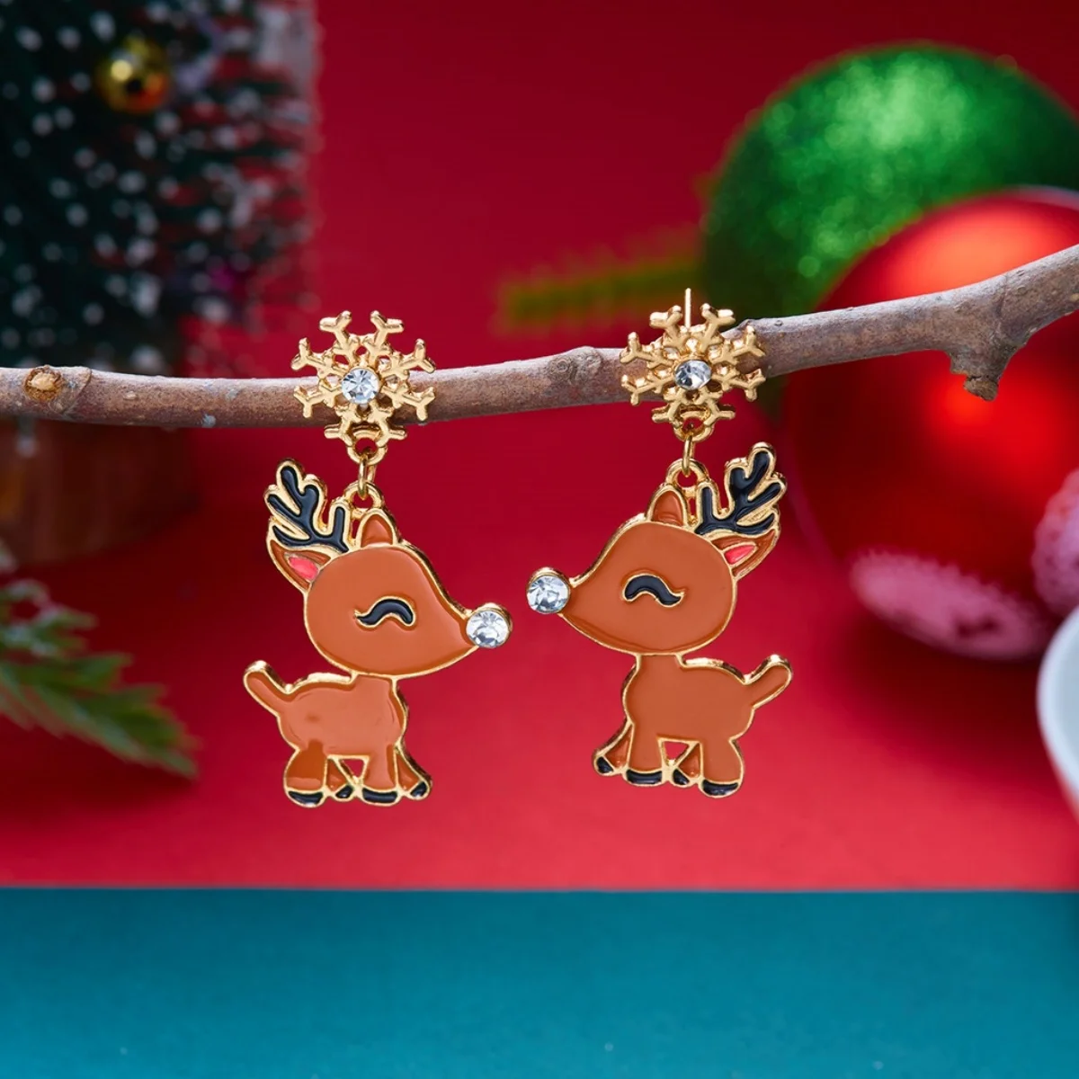 Weihnachtliche Emaille-Ohrringe mit Weihnachtsmann, älterer Dame, asymmetrischem Design, für Damen, mit Motiven von Rentier, Schneeflocke, Lebkuchenmann und Süßigkeiten, Schmuck. – Detail 20