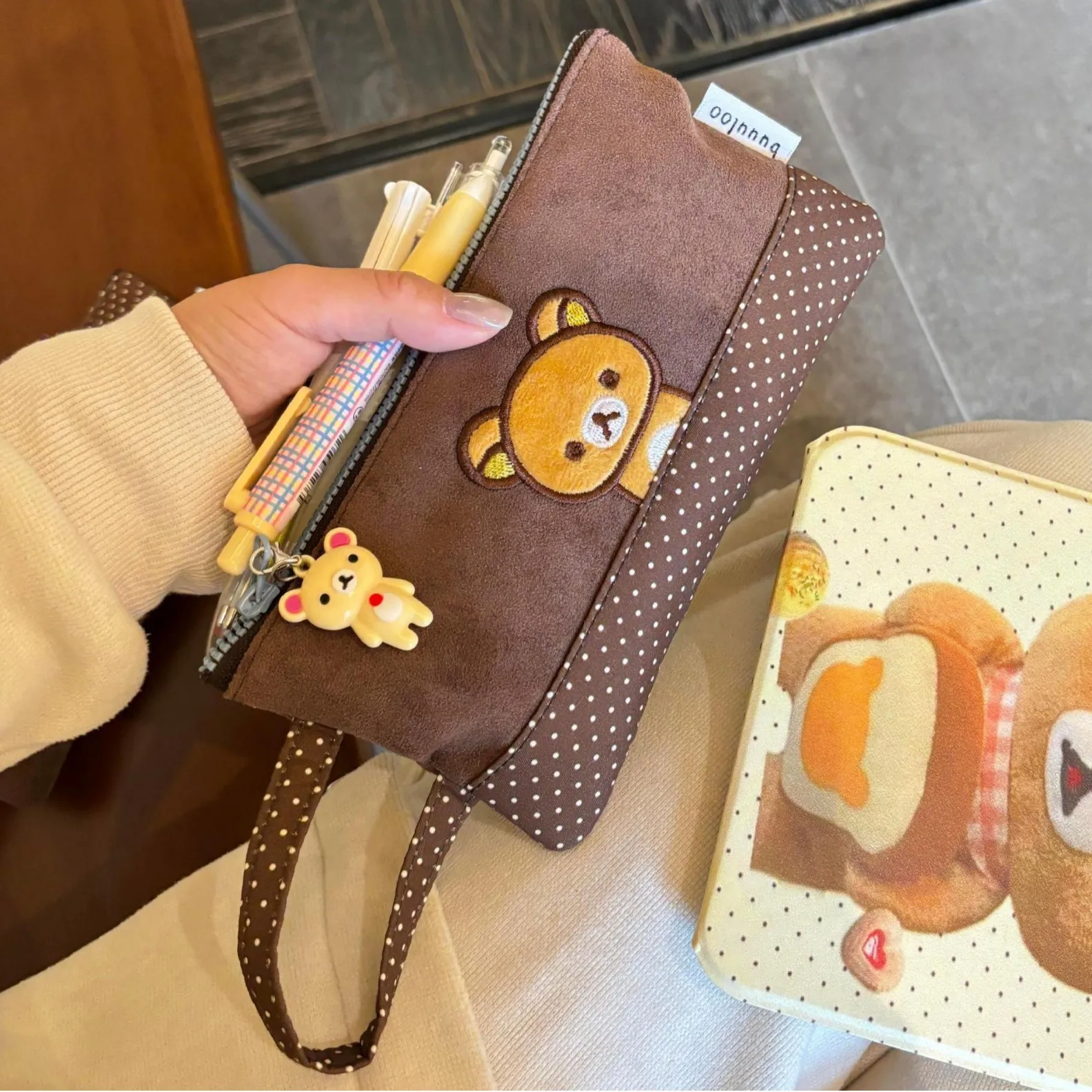 Rilakkuma Oolnnnq Federmäppchen mit Stickerei, Polka-Dot-Muster, große Kapazität, Handtasche im Ins-Stil, Aufbewahrungstasche, Schreibwaren-Organizer für Frauen – Detail 2