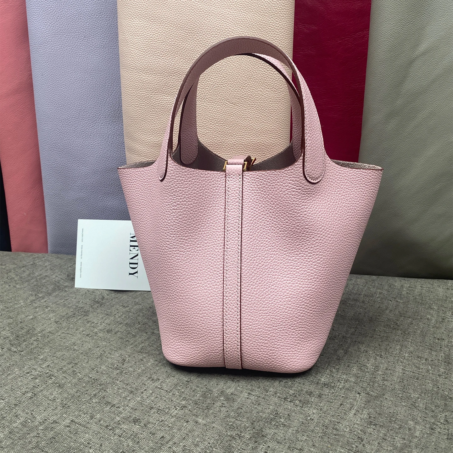 

Бренд Mendy Bucket Bag 18 Женские сумки Trend 2025 Сумка из натуральной кожи Роскошная дизайнерская ручная сумка Женская новинка в сумке-тоут