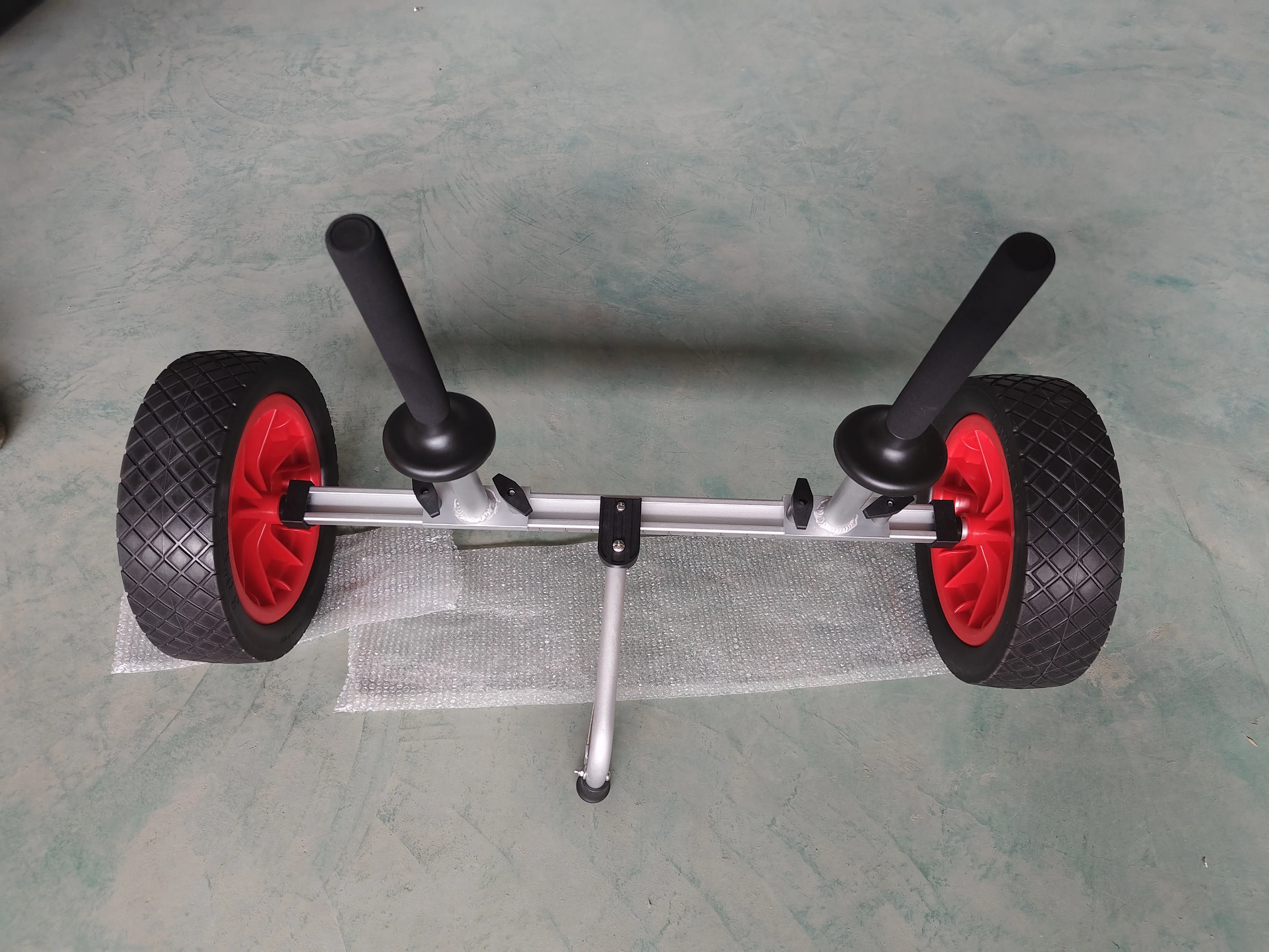 Simplified manual insertion of trolleys with fishing kayaks makes your transportation easier