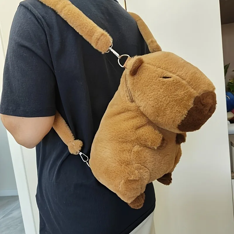 حقيبة ظهر كابيبارا القطيفة اللطيفة باللون البني الفاتح الناعم المملوءة مع مساحة تخزين متعددة الوظائف للعين، مثالية لديكور المنزل على وسادة الأريكة