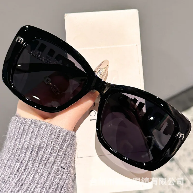 2026 New Style Generous Frame Thick Edge Letter Mirror Leg Trendy Textualized Fashion Sunglasses Women's Face Small Polarized Su