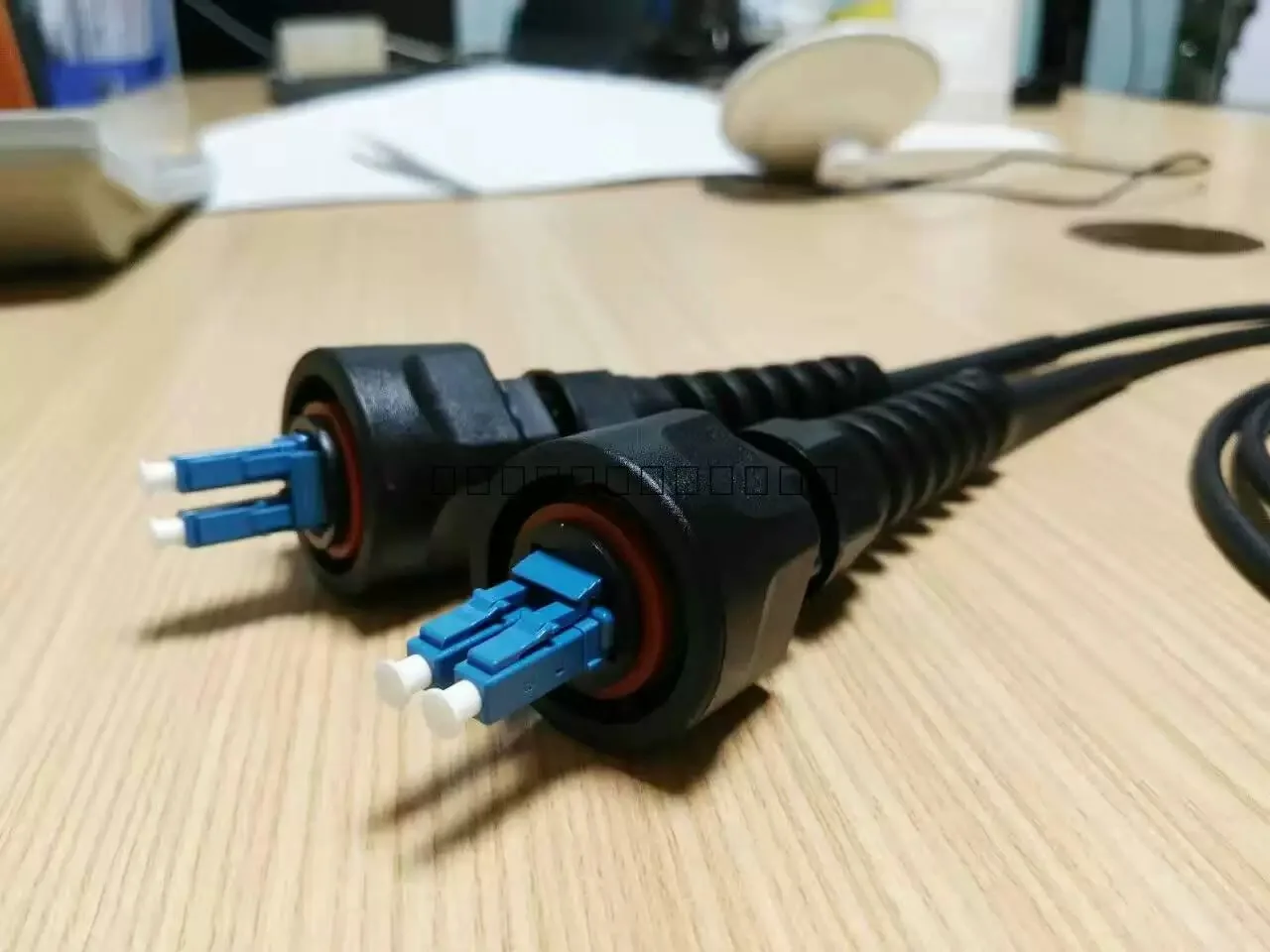الألياف البصرية Patchcord المدرعة المفردة 4C 10-50 متر 5 مللي متر 30 متر 20 متر OM3 ODVA-LC LC مقاوم للماء 4 النوى الطائر SM في الهواء الطلق أسود 4 الألياف