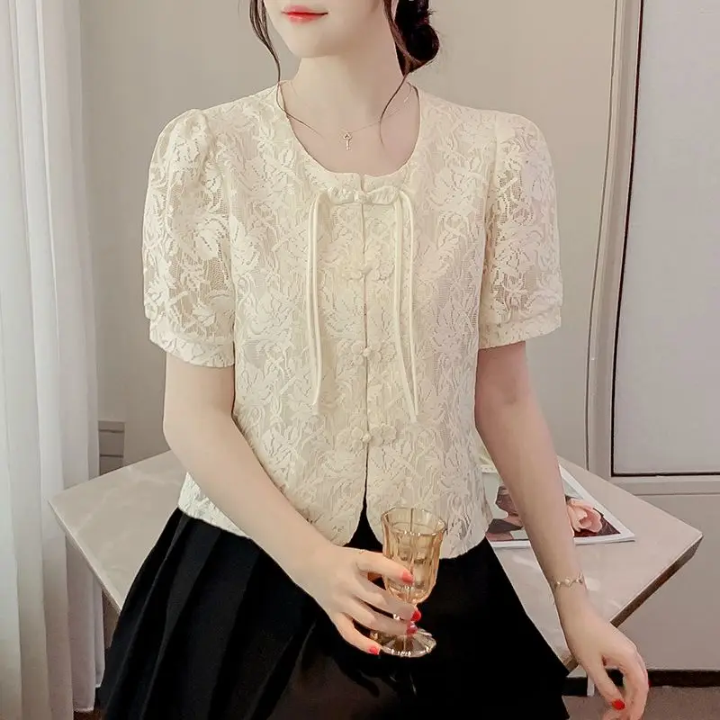 ใหม่เสื้อลูกไม้ปุ่มมุกสําหรับเสื้อแขนพัฟปักแฟชั่นของผู้หญิง