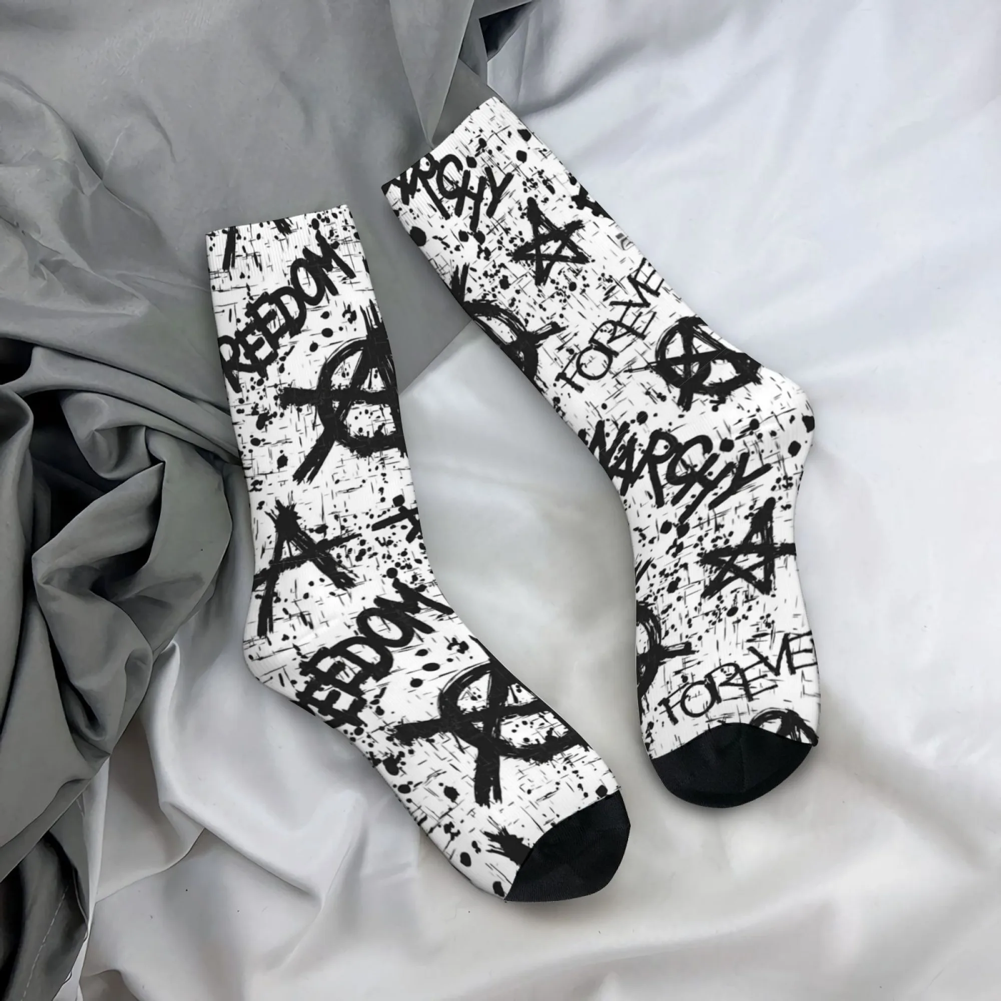 Dunkle Punk-Graffiti-Crew-Socken, Anti-Kriegs-Symbol-Socken mit Graffiti-Aufdruck, Geschenk für Enthusiasten im Punkkultur und Street-Rebel-Stil