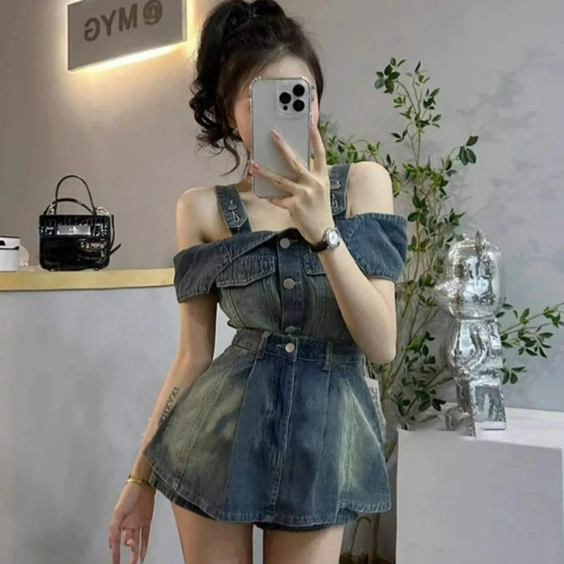 

Корейский ретро-комплект из джинсовой ткани с эффектом потертости для женщин: топ и элегантная укороченная юбка с высокой талией, новинка лета 2026, модный, стройнящий силуэт