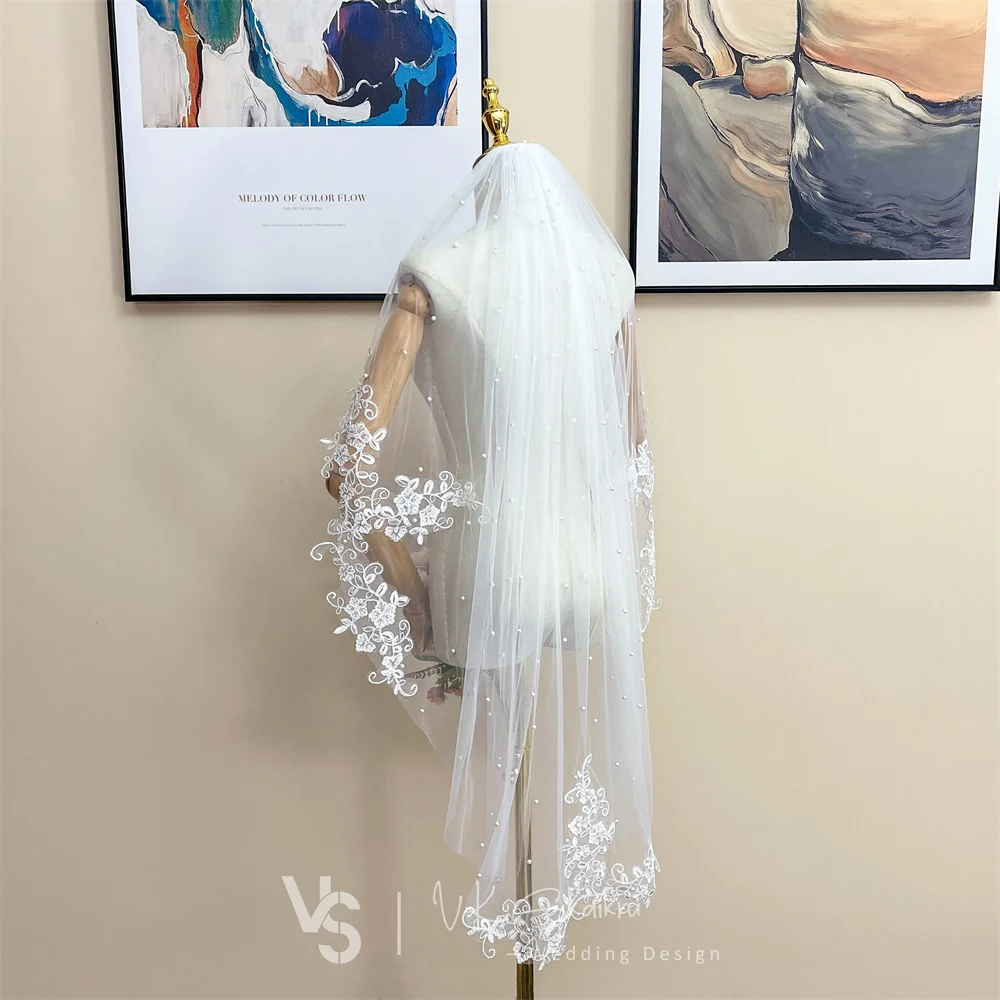 VK SKAIKRU Ivory Wedding Veil กับหวีไข่มุกปลอม Applique One ชั้นปลายนิ้วเจ้าสาวตัดขอบม่านจัดงานแต่งงานสำหรับเจ้าสาว