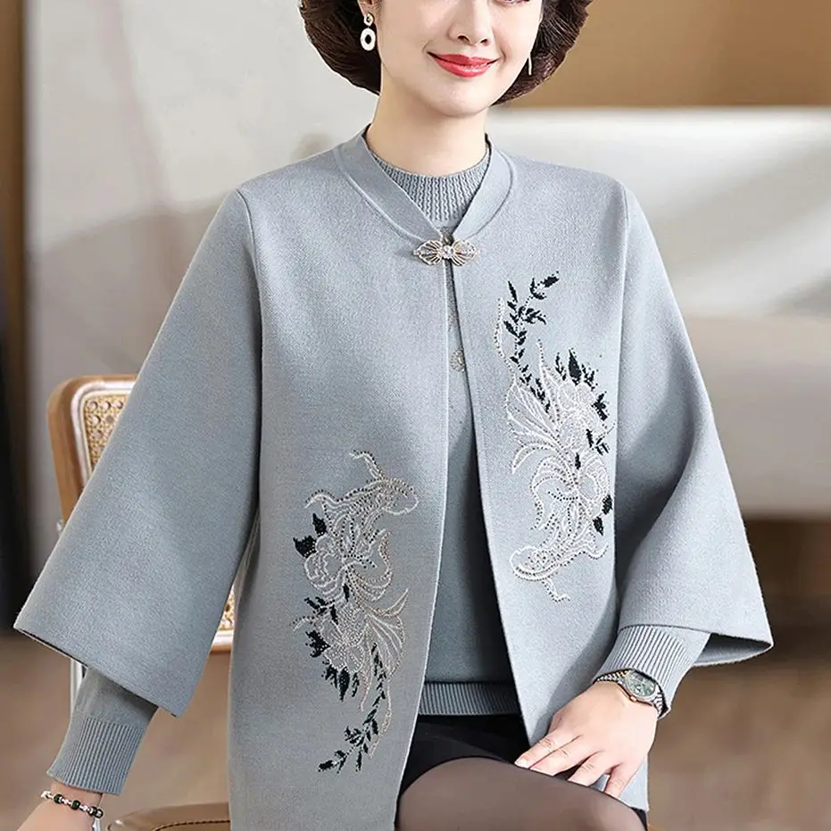 

Комплект из 2 предметов для мамы, модный осенний трикотаж 2025 года, кардиган с длинными рукавами + элегантный женский пуловер среднего возраста, стильный наряд