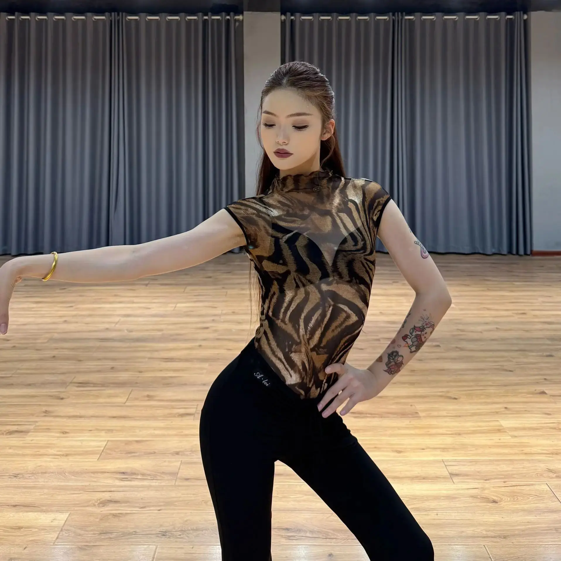 2025 Donne Ballo Latino Top Stampa Senza Maniche Collo Alto Tuta Abiti da Pratica Femminile Samba Chacha Ballo Latino Magliette e camicette DN21019