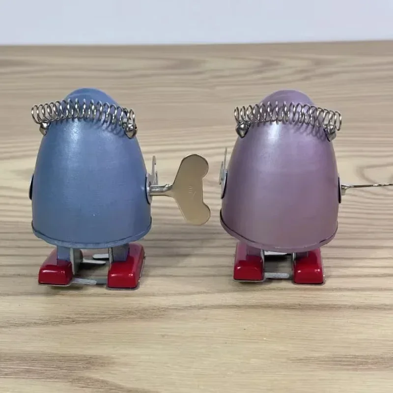Clockwork Toy Blue Pink Egg Shaped Walking Robot Brithday Christmas Gift Wind Up Toy Metal Tin Collection Retro Mechanical Toy