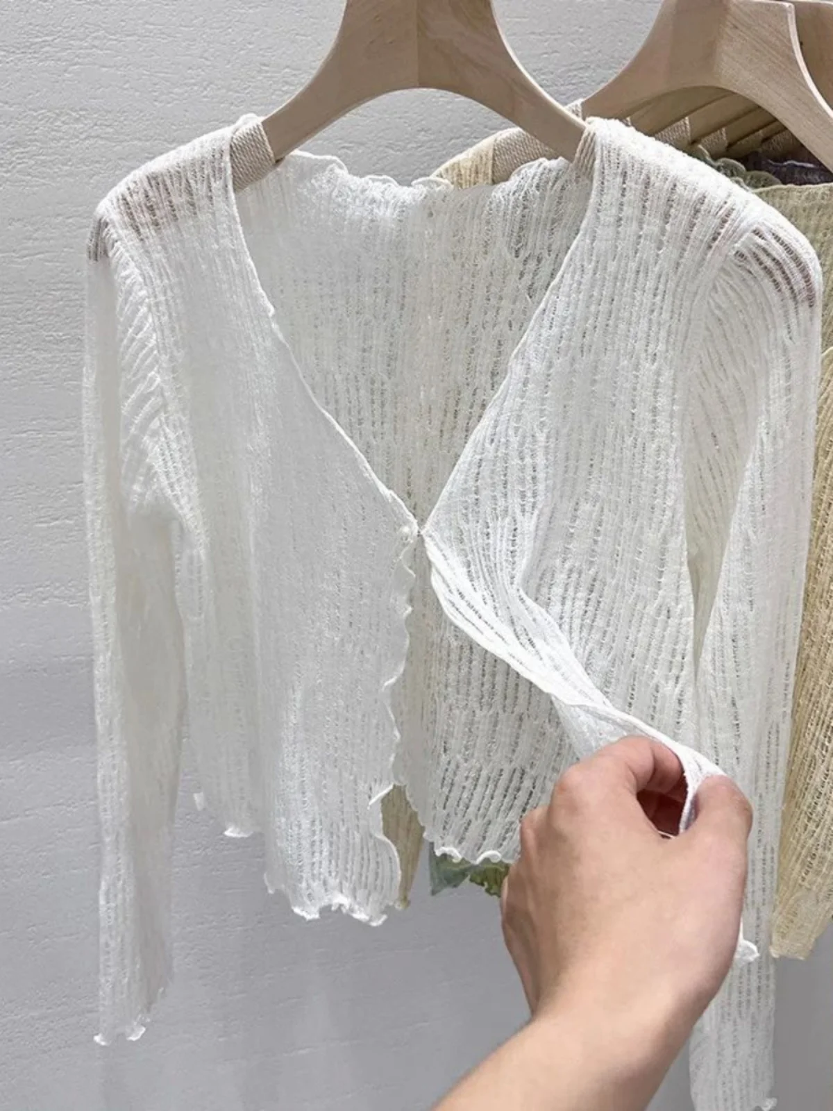 

Женский вязаный кардиган с ажурной отделкой и деревянной отделкой, тонкий весенний жакет с V-образным вырезом и длинными рукавами