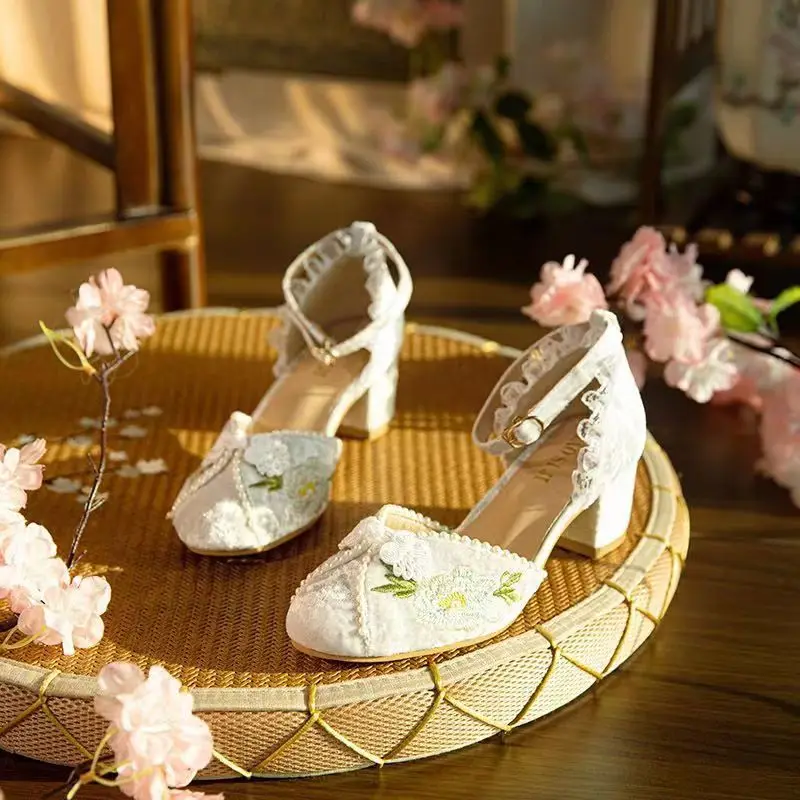 Scarpe singole Qipao verdi tacchi alti ricamati scarpe da donna con perle di fiori retrò