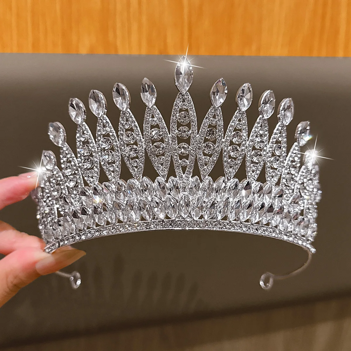1 zilveren kroonhoofdband met een high-end gevoel, geschikt voor dagelijks gebruik als haaraccessoire