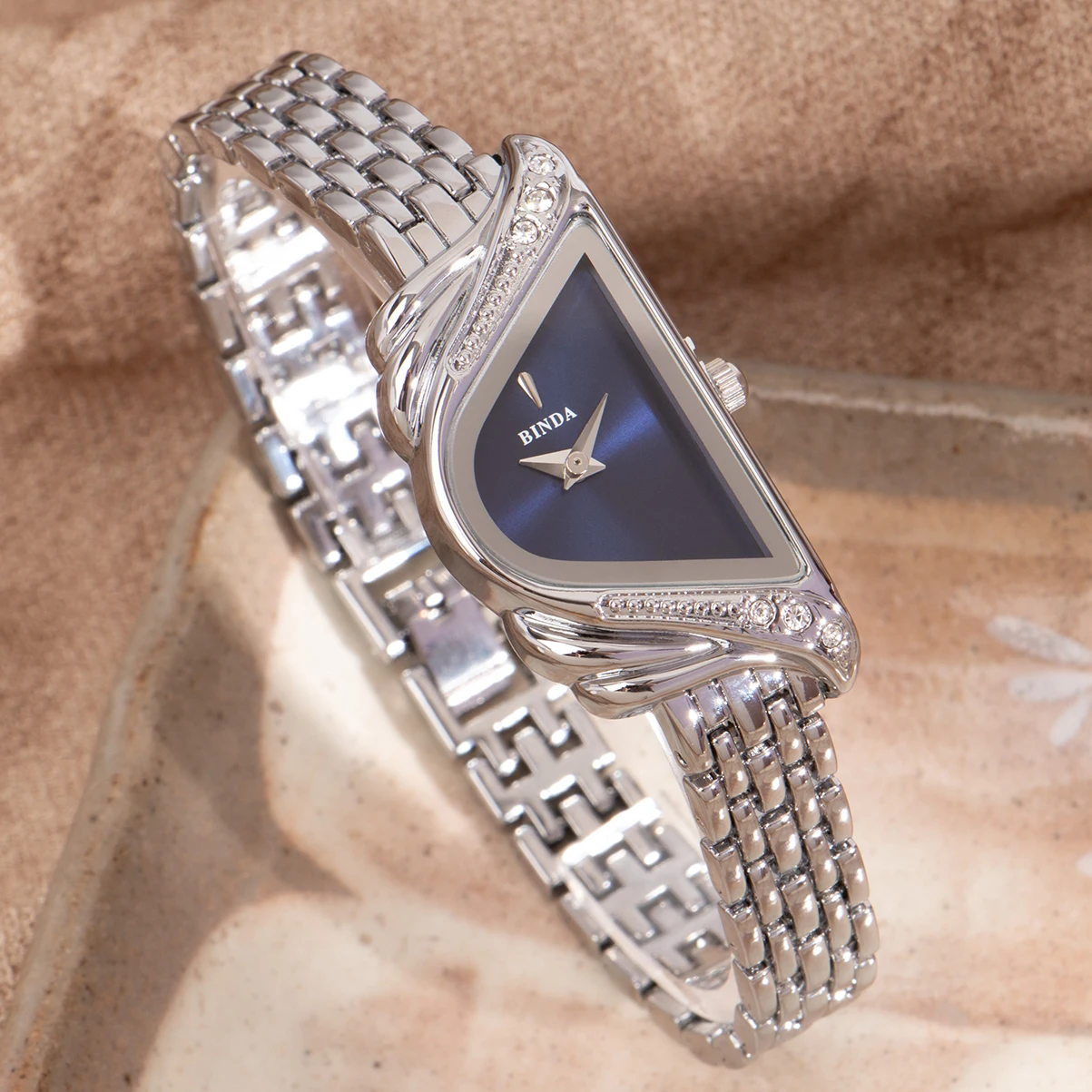 Binda 2025 Reloj de cuarzo con esfera mínima azul y caja plateada para mujer, resistente al agua hasta 30 m, regalo elegante con caja y ajustador de correa