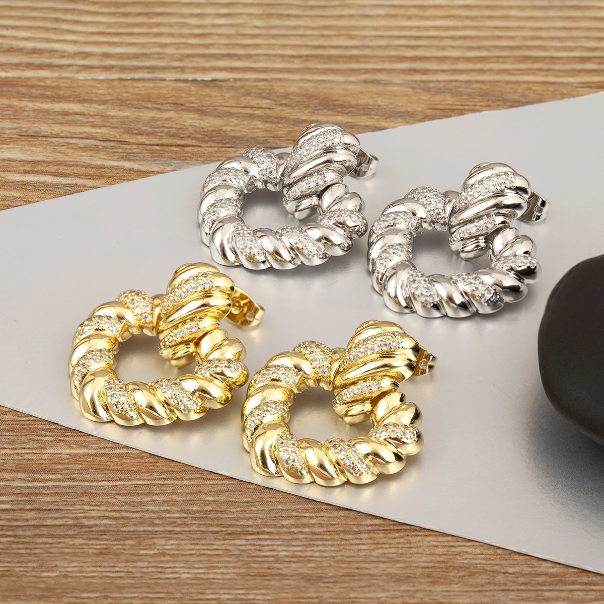 Nidin جودة عالية شكل قلب زركون النحاس وأقراط للنساء الإناث خمر بوهيميا نمط الأذن مجوهرات غرامة هدايا