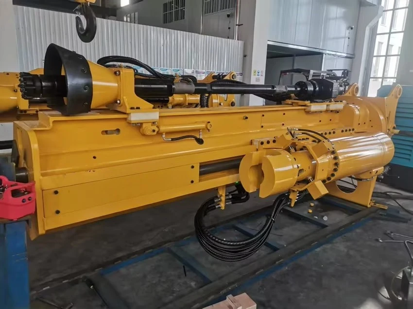 آلة كسر الصخور الهيدروليكية هادئة ولكنها قوية مناسبة للحفارات، قادرة على تقسيم الصخور بكفاءة.