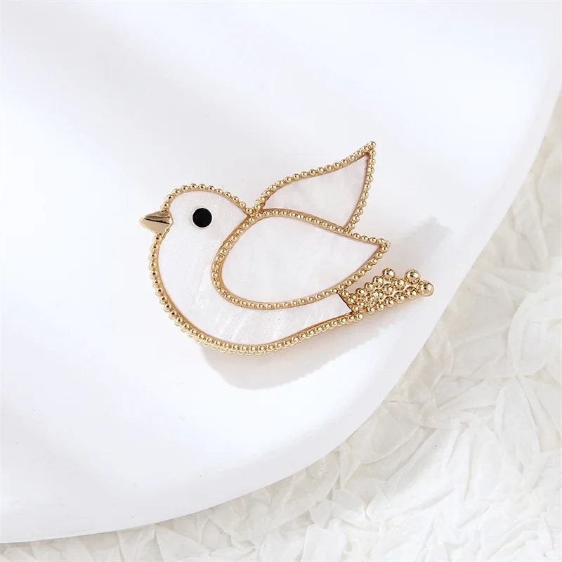 Fashion Gold Color Bird Brooches Peace Dove Women\'s Brooch Lapel Pin Collar Jewelry Anime Badges Suit Pins Christmas Gift New