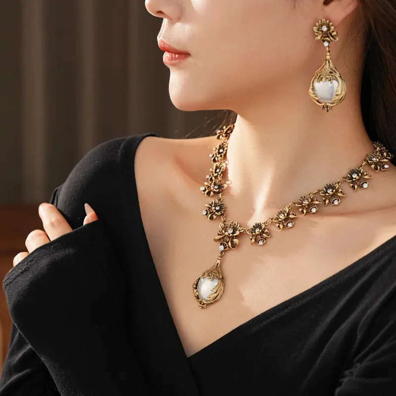 

Medieval Vintage Luxury Suit Earrings Zircon Flowers Pendant Pearl Retro Necklace for Women Ornament