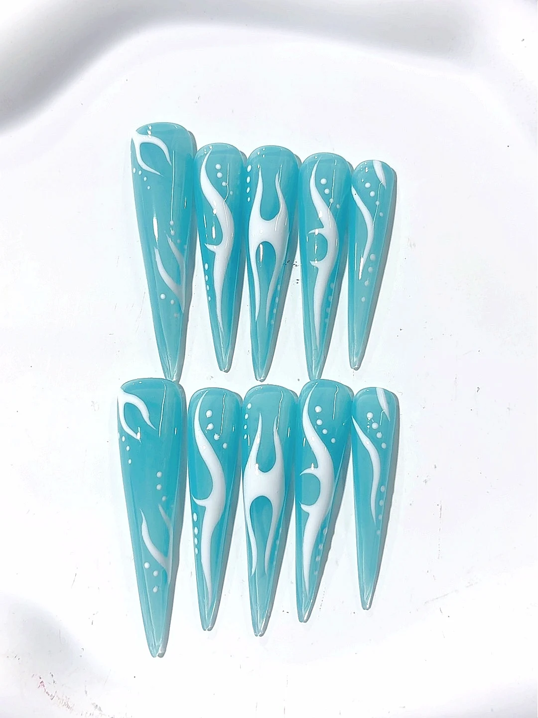 

Fashionable Wearable Nails with Long Pointed Tips in Transparent Blue Lines (K029)