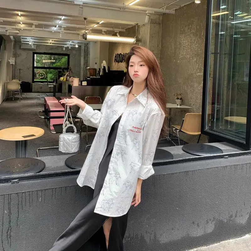 Wit gestreept damesoverhemd in nieuwe stijl Damesontwerp Voel los Casual overhemd met lange mouwen Topjas bedrukking