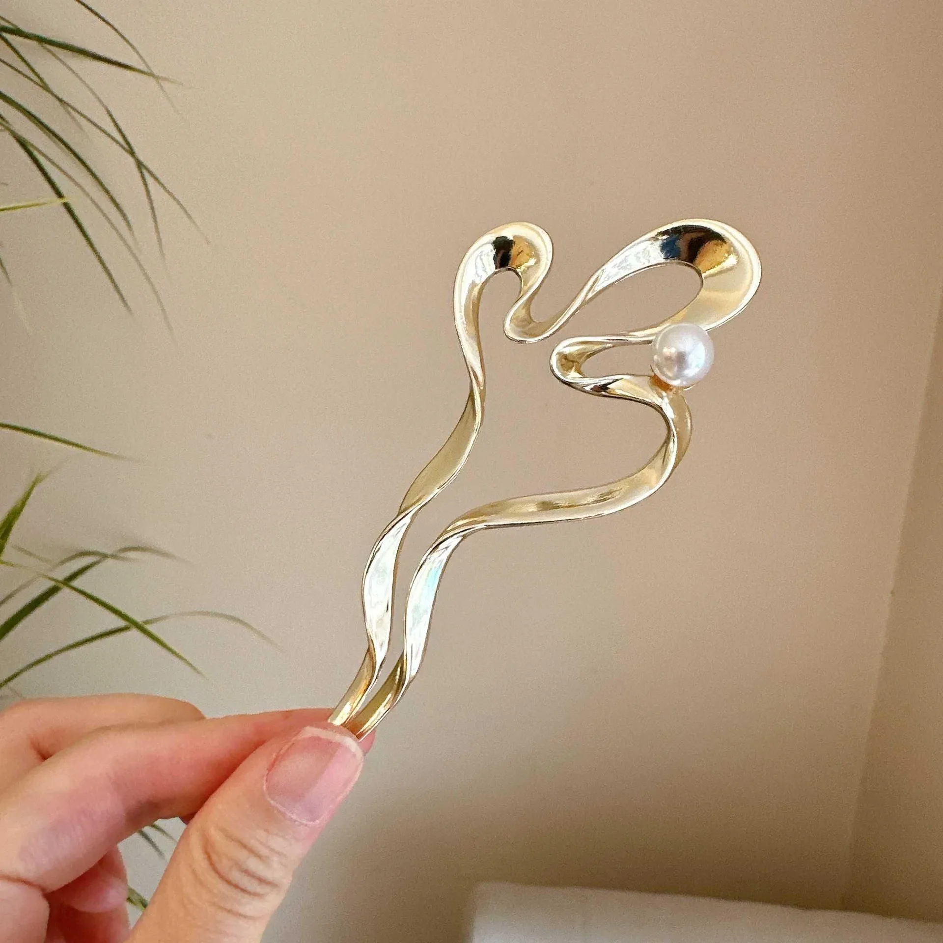 Простой и атмосферный стиль, инкрустированный искусственным жемчугом, женская заколка для волос из нестандартного сплава, повседневная одежда, модный головной убор