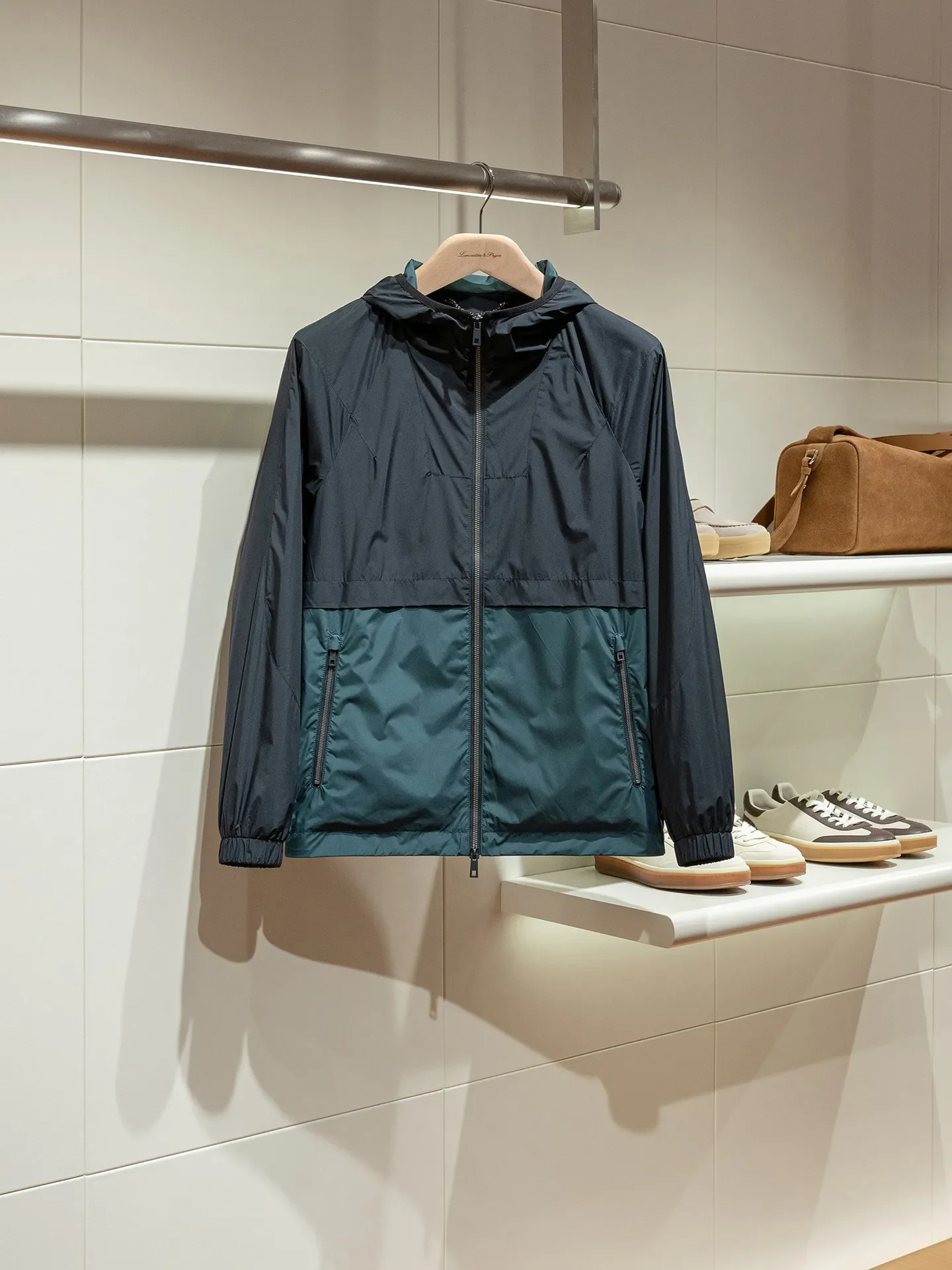[Refuse to wear heavy loads] 25D ultra-light base cloth, soft waxy skin-friendly and breathable casual hooded jacket