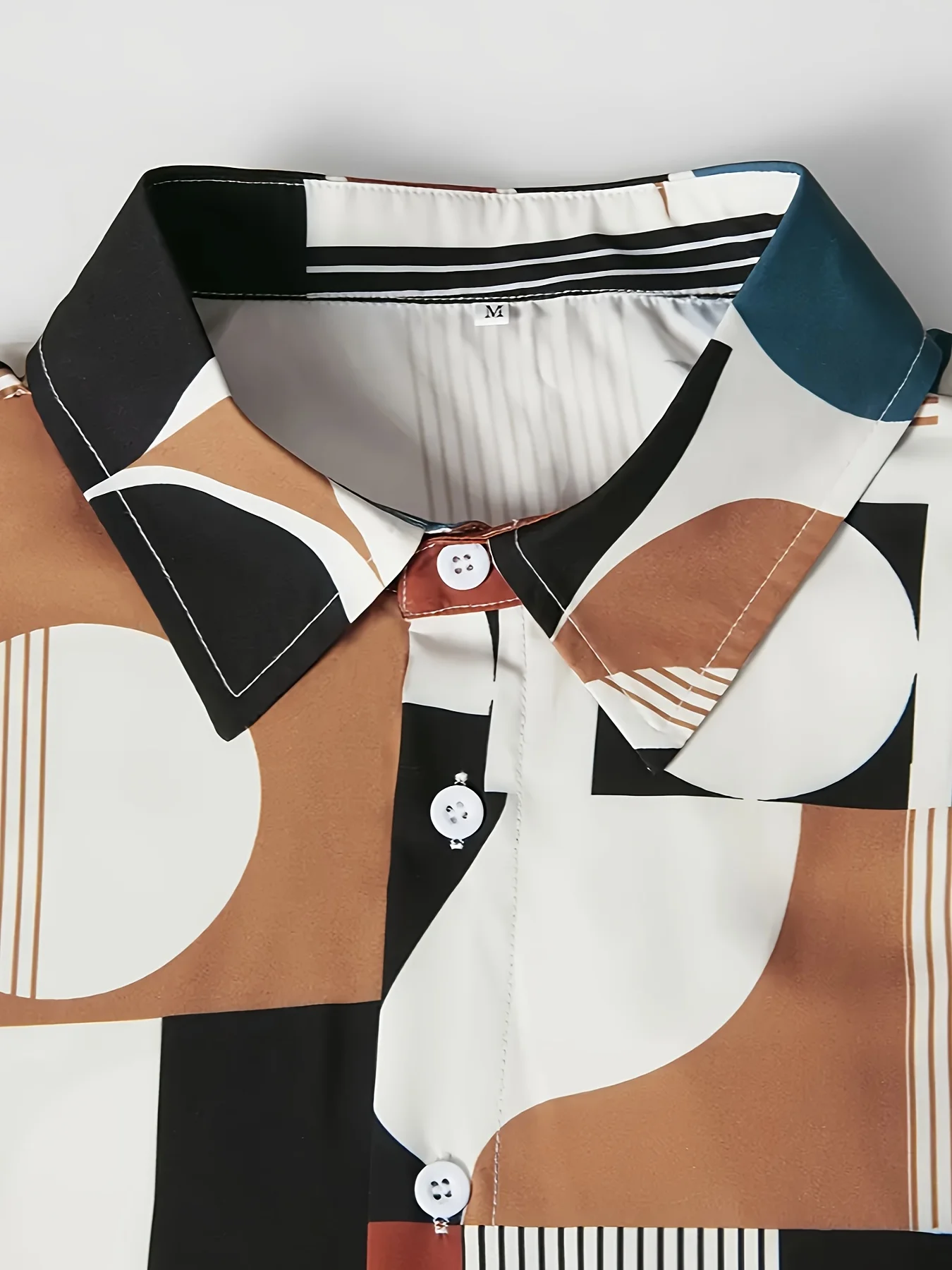 يتميز القميص الرجالي الجديد بأكمام قصيرة لصيف 2025 بطباعة كاجوال عصرية ومريحة وناعمة ثلاثية الأبعاد