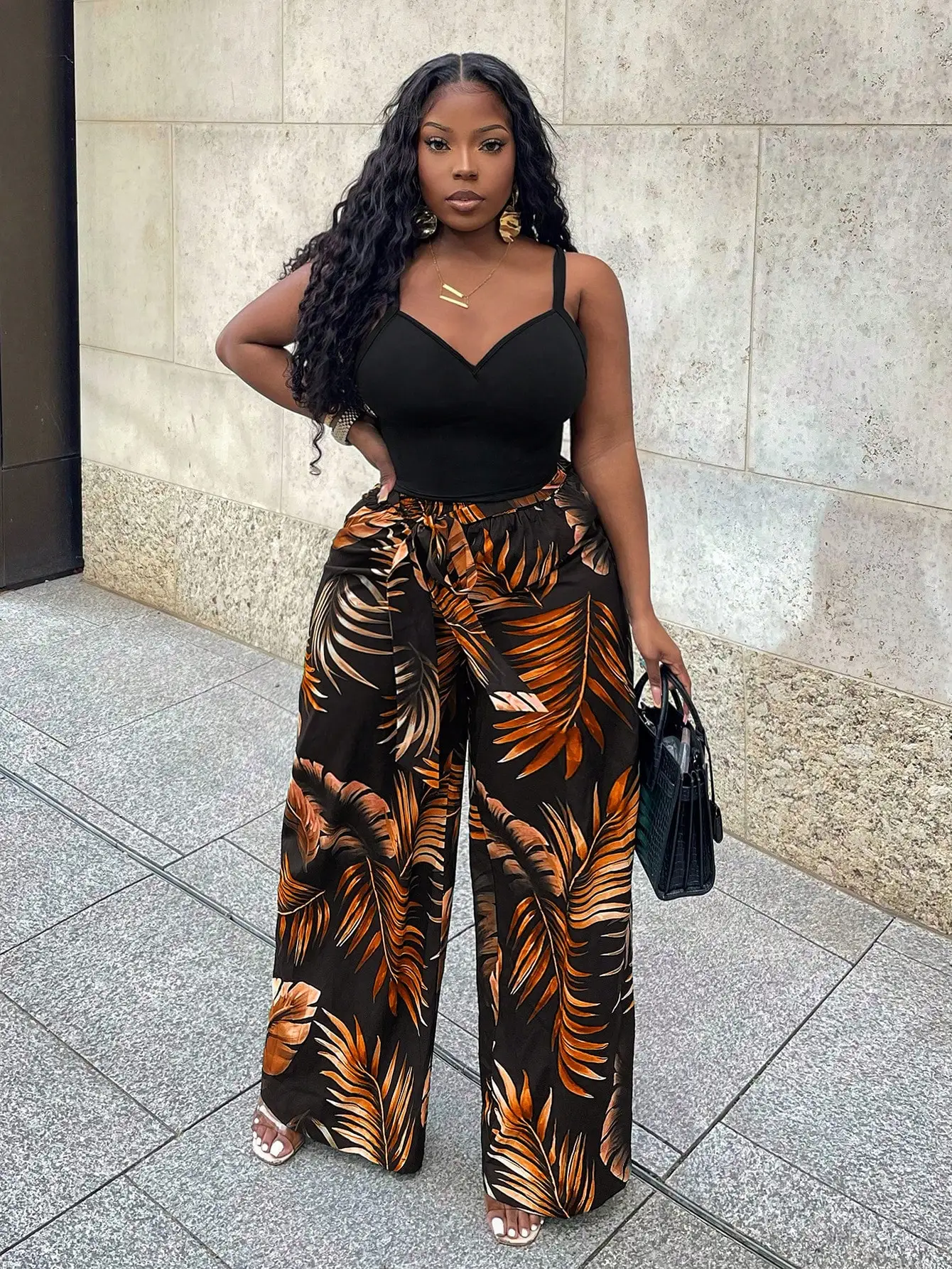 

Женский комплект из 2 предметов: черный топ-камизоль и брюки с широкими штанинами и тропическим принтом, повседневный летний наряд