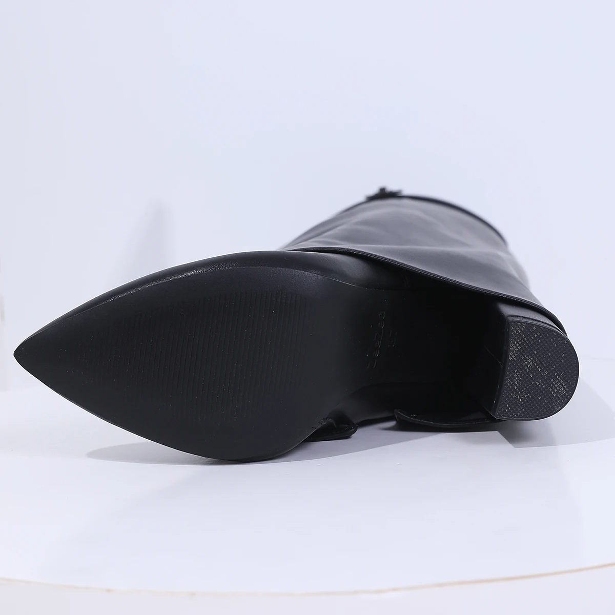 2025 automne/hiver nouvelles bottes longues plissées noires pour femmes, bottes hautes à bout pointu et talon carré avec fermeture éclair latérale, bottes d'équitation en cuir Pu de mode européenne et américaine, bottes pour femmes de grande taille