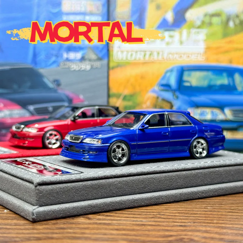 MORTAL 1:64 Réplica en Miniatura de Coche de Aleación con Bordado Decorativo en Azul Perla y Rojo Perla, En Stock