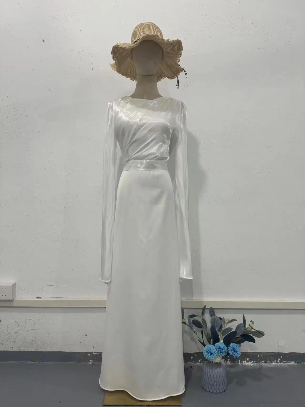 2025 Vestido ajustado de satén largo con manga oscilante de hilo de vidrio empalmado de verano