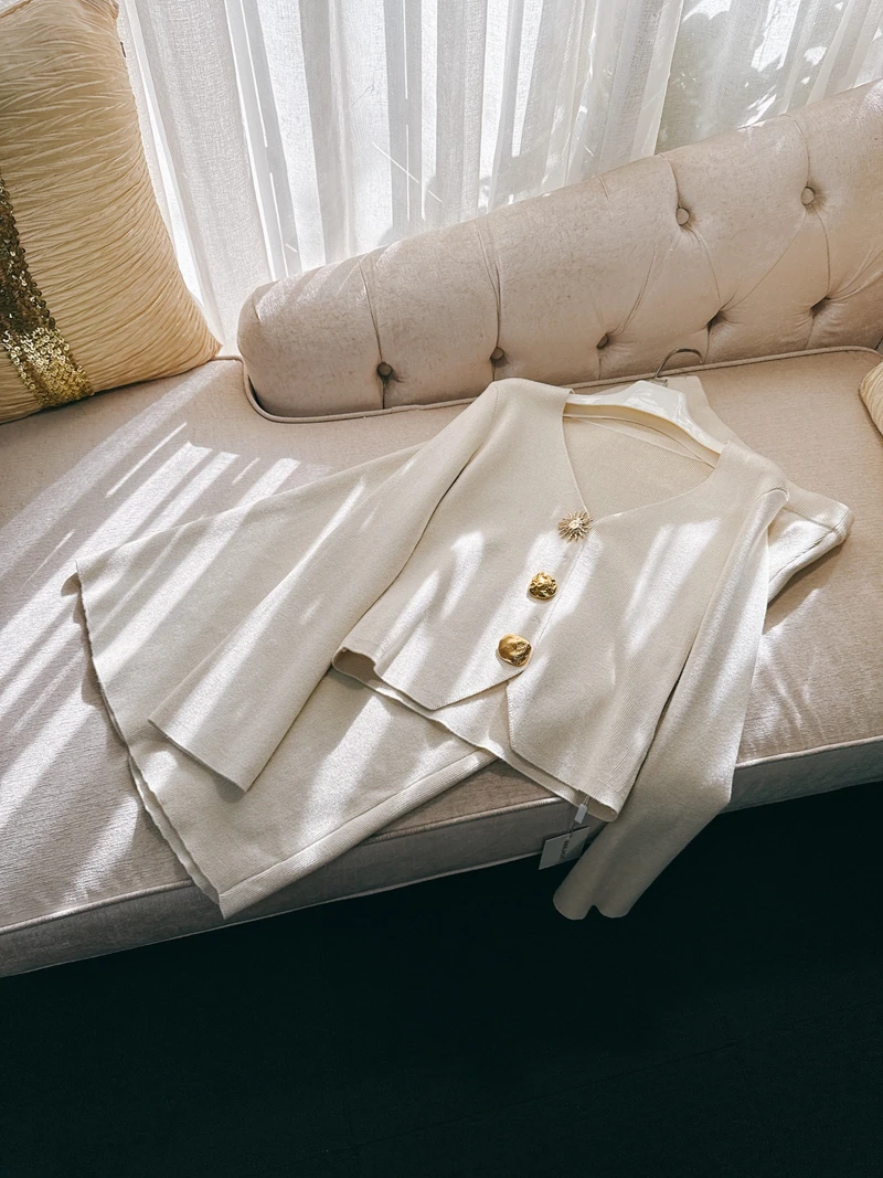 

Комплект из двух предметов Miu Sle: бежевый вязаный кардиган с V-образным вырезом и юбка с высокой талией для вечеринок