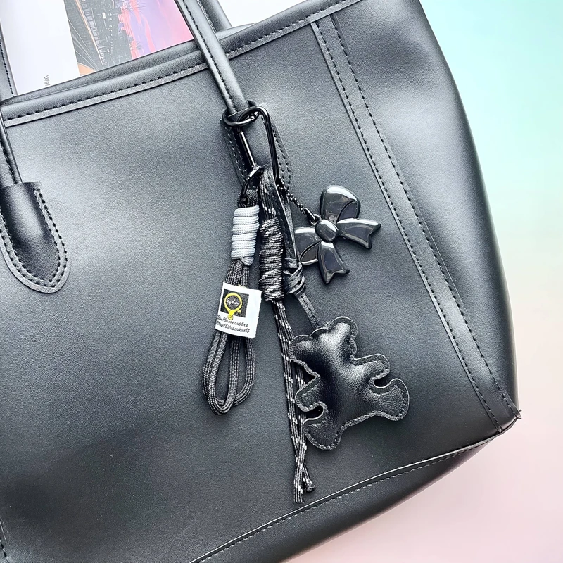 Elegante Llavero de Oso de Cuero PU con Colgante de Lazo para Bolsa - Accesorio Moderno y Divertido para Bolsos
