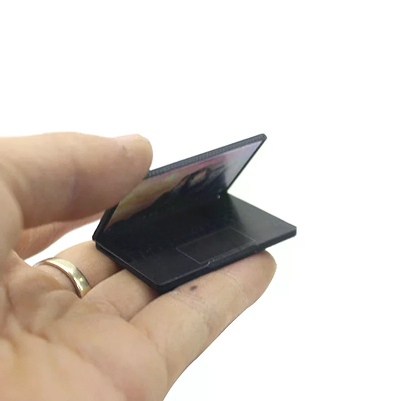 Simulazione carina 1:12 Mini computer portatile Casa delle bambole Artigianato in lega in miniatura Decorazione della casa delle bambole per la casa delle bambole Accessori fai da te