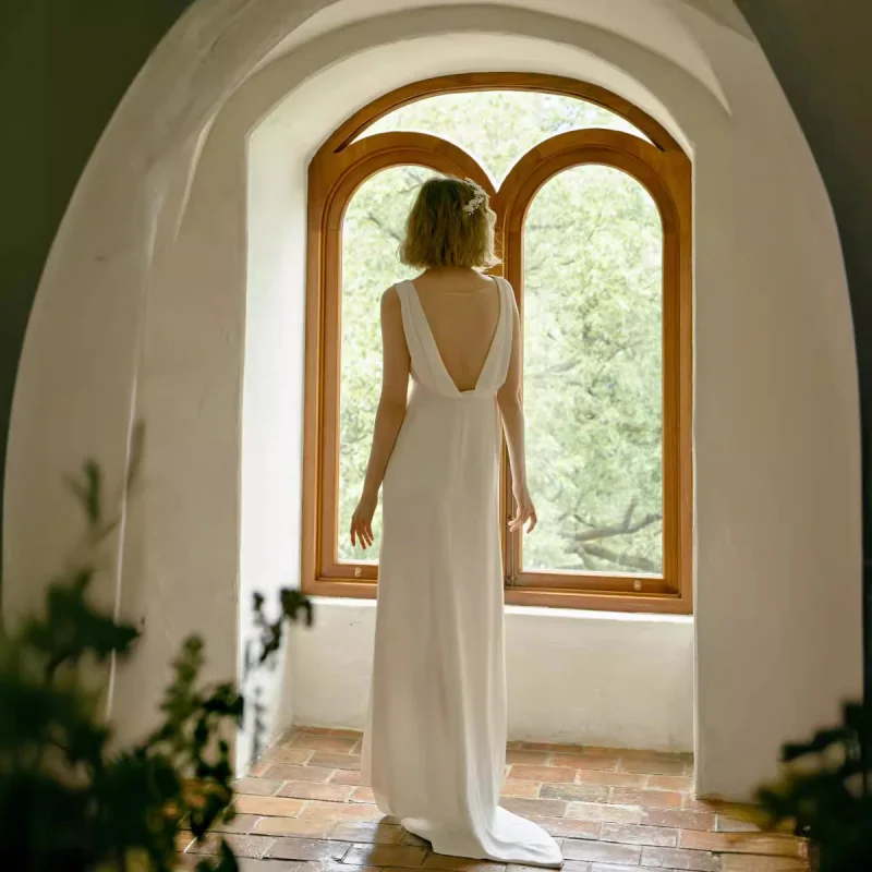 Weißes, schlichtes, neues Nischendesign, rückenfrei, faul, ärmellos, kleine Schleppe, leichtes Hochzeitskleid zum Ausgehen