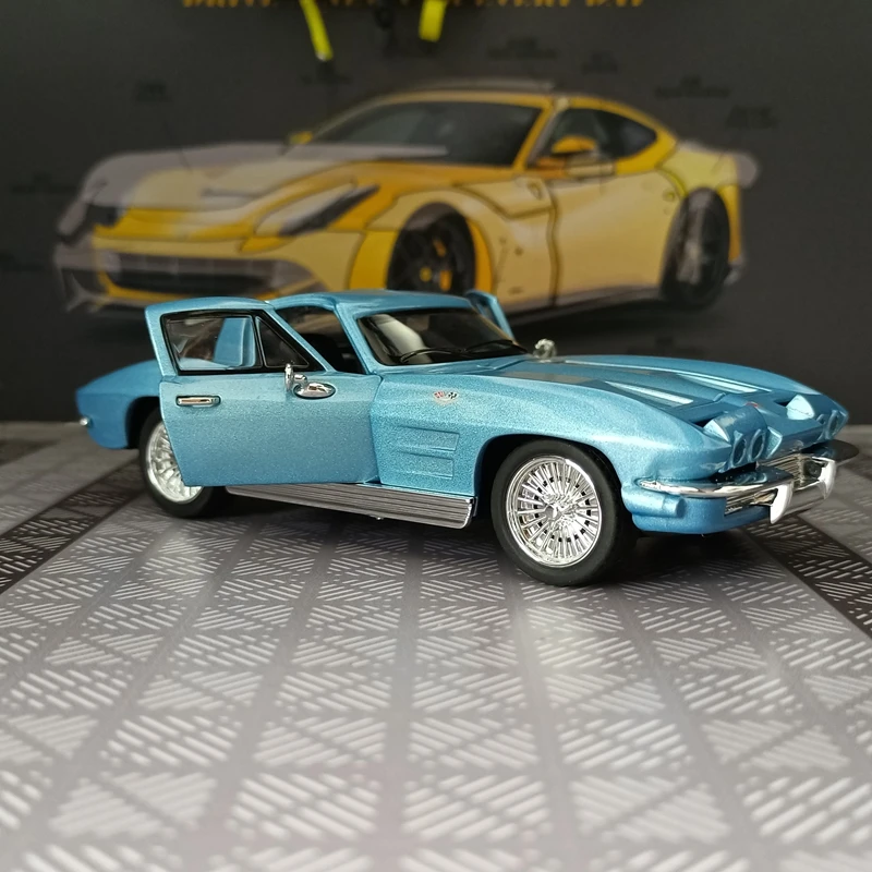 

1:32 модель автомобиля из сплава Chevrolet Corvette C2, двери можно открыть, звук и свет, возврат мощности суперкар в подарок
