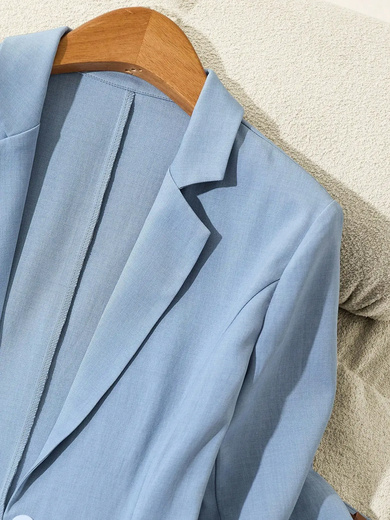 여성용 연한 파란색 노치드 칼라 블레이저와 벨트가 있는 반바지 투피스 정장 세트