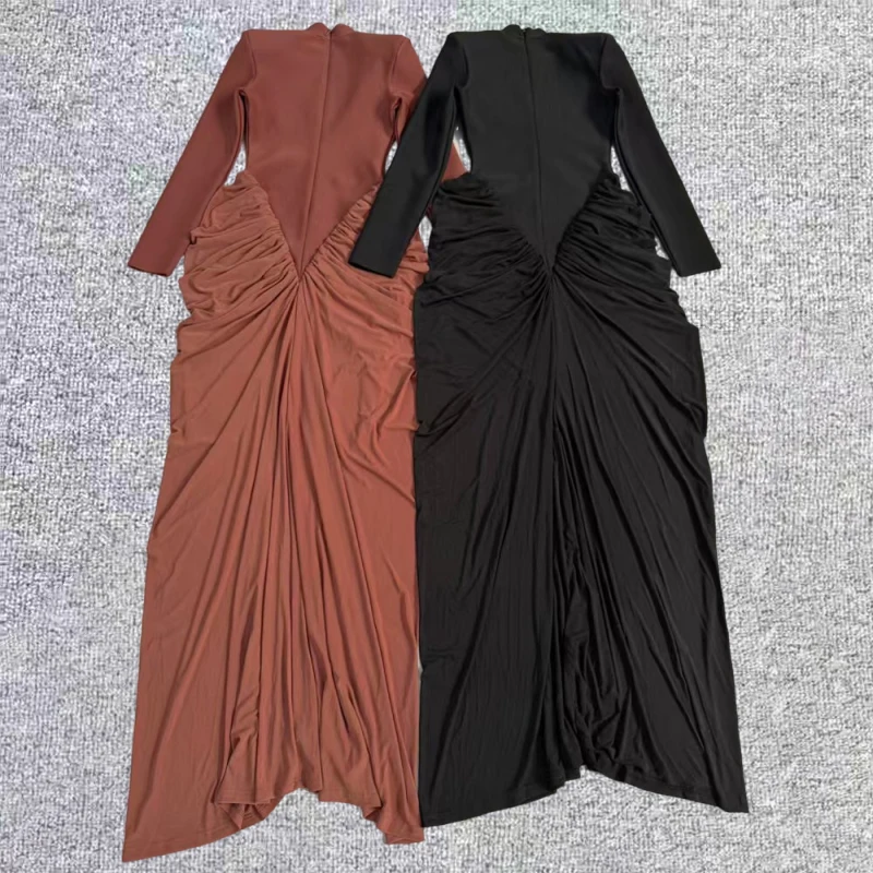 Elegancka damska sukienka bodycon z długim rękawem, rzeźbionym dekoltem i asymetrycznym dołem, idealna na formalne wieczorne przyjęcia.