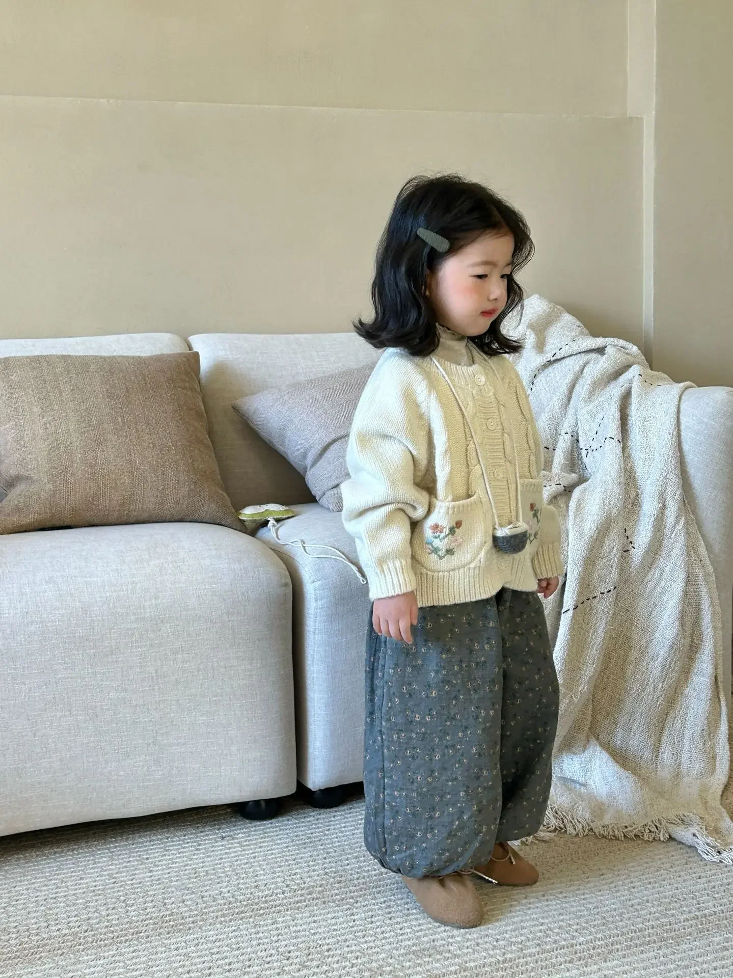 Sweater Autumn New Childrens Clothing Korean Girl Retro Style Hook Flower Cardigan Autumn Simple 2024 Fashion Sweet