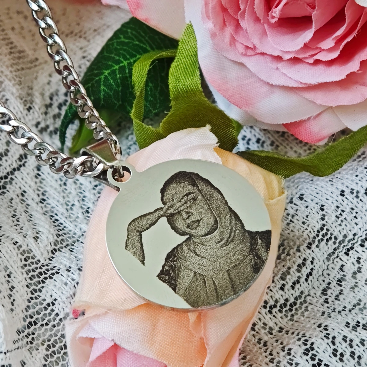 

Customized Laser Engraving Photo Necklace Stainless Steel Disc Engraving Couple DIY Gift Birthday Date Necklace Christmas Gift