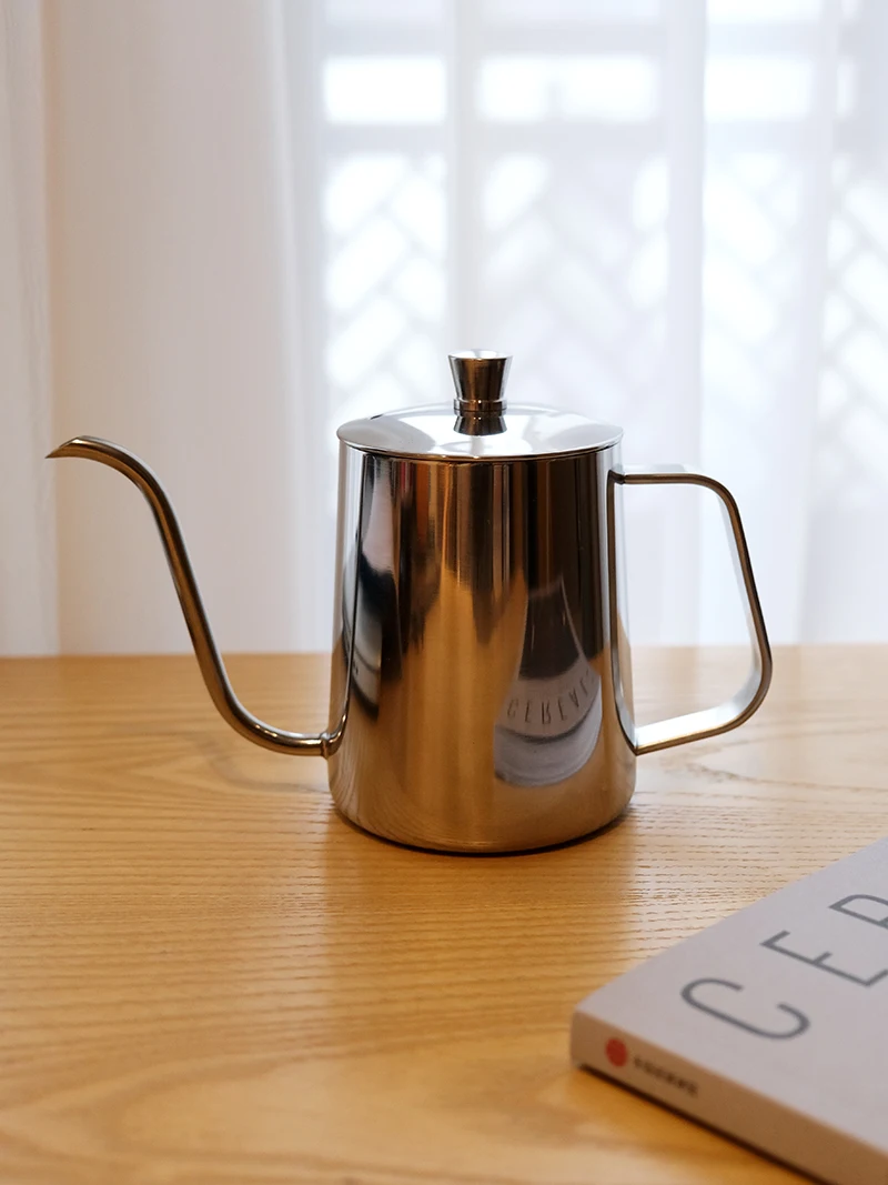 銀色の大容量ステンレス製コーヒーポット、細口の長い注ぎ口、手動のコーヒーウォーターポット、醸造器具